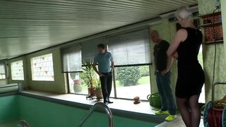 Wer in den Pool will muss mich erst ficken