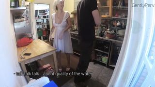 PLUMBER ADVENTURE Pt 1. Casalinga MILF vuole il cazzo dell'idraulico.