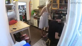 PLUMBER ADVENTURE Pt 1. Casalinga MILF vuole il cazzo dell'idraulico.