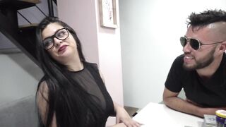 se folla a la hermana de su mejor amigo jugando un juego y tomando ginebra